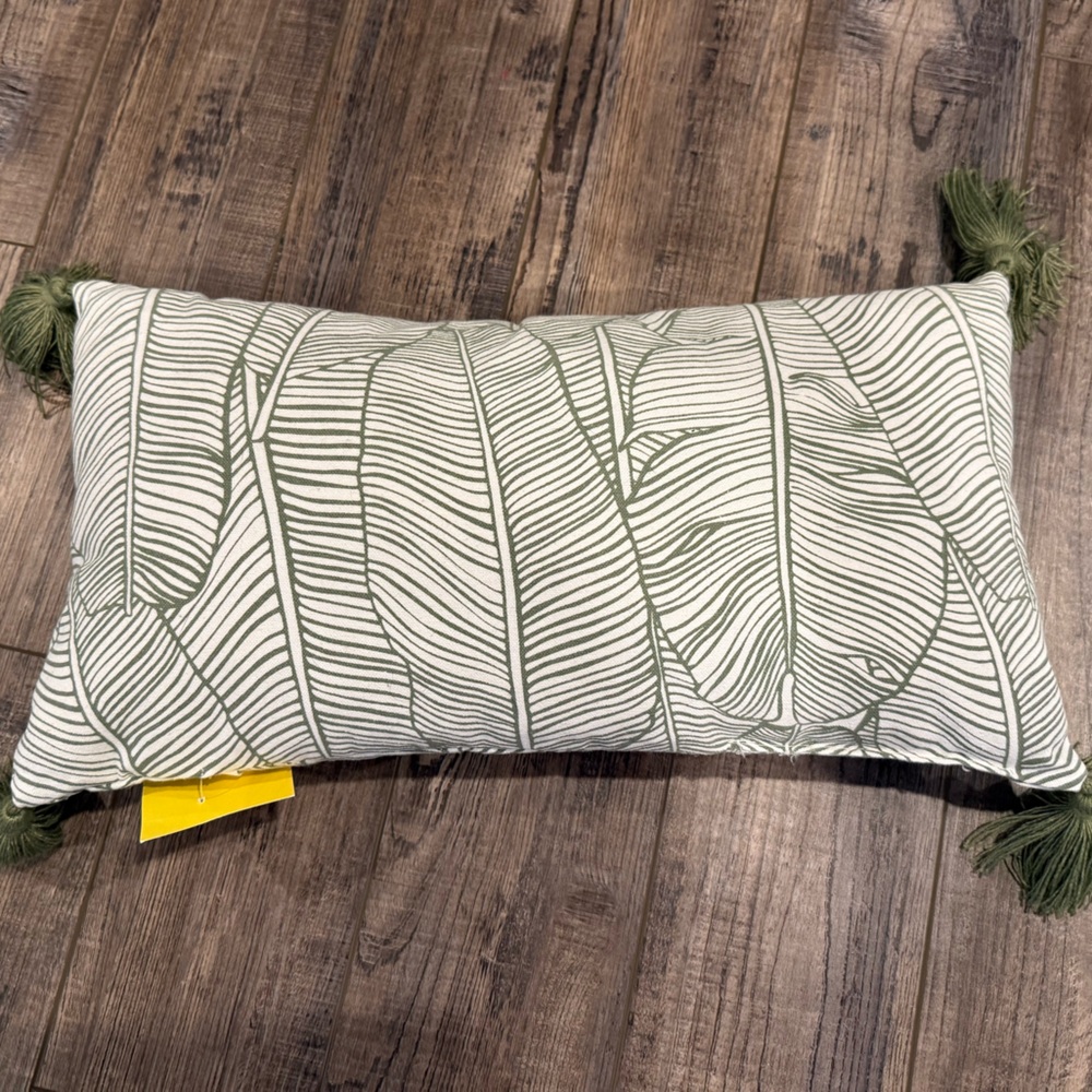 Green Leaf Pattern Throw Pillow with Tassels